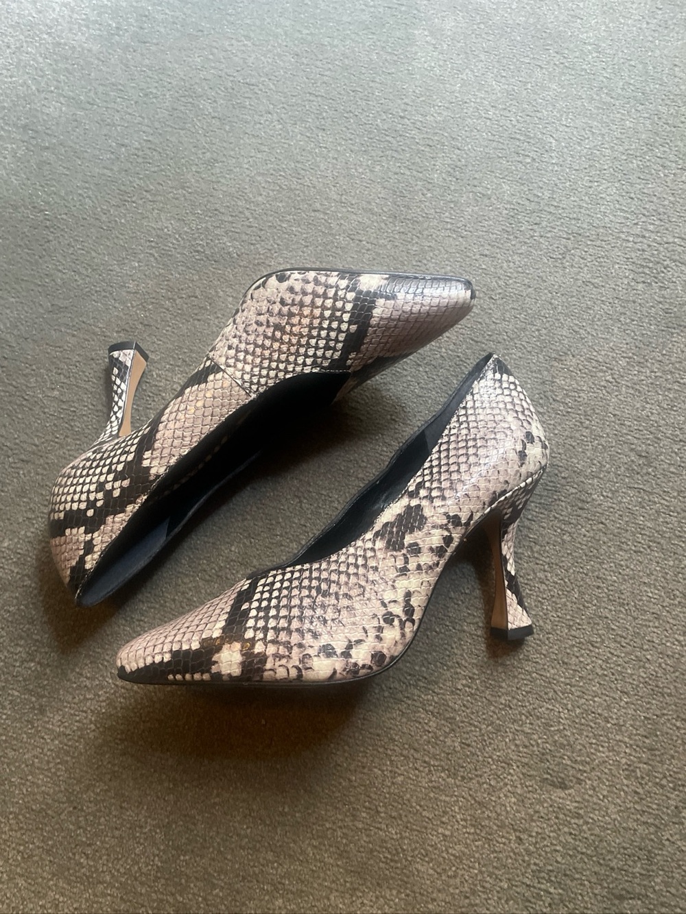 Vince Caumto Snake-Print Pointed Toe sculpture High Heels in Neutral Tones sz 8